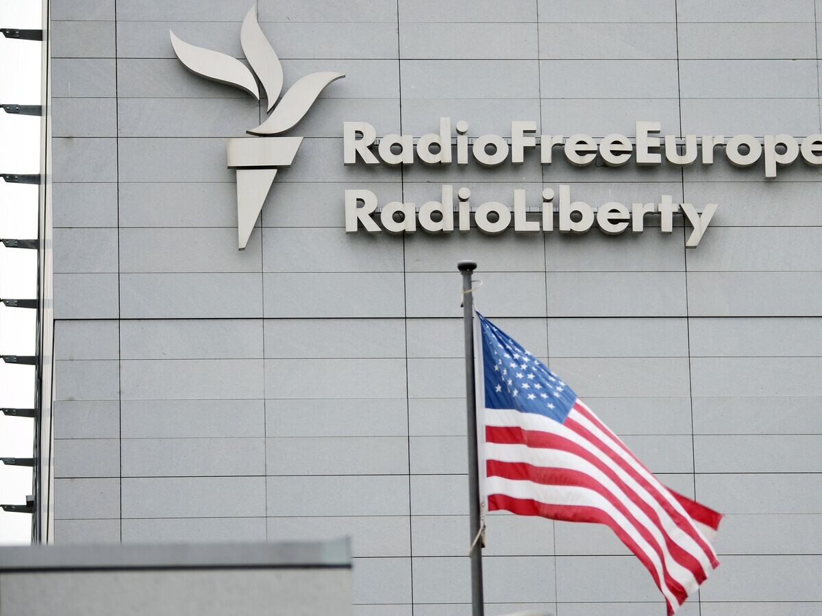    Вывеска на здании штаб-квартиры международной радиовещательной организации "Свободная Европа/Свобода" в Праге© РИА Новости / Алексей Витвицкий