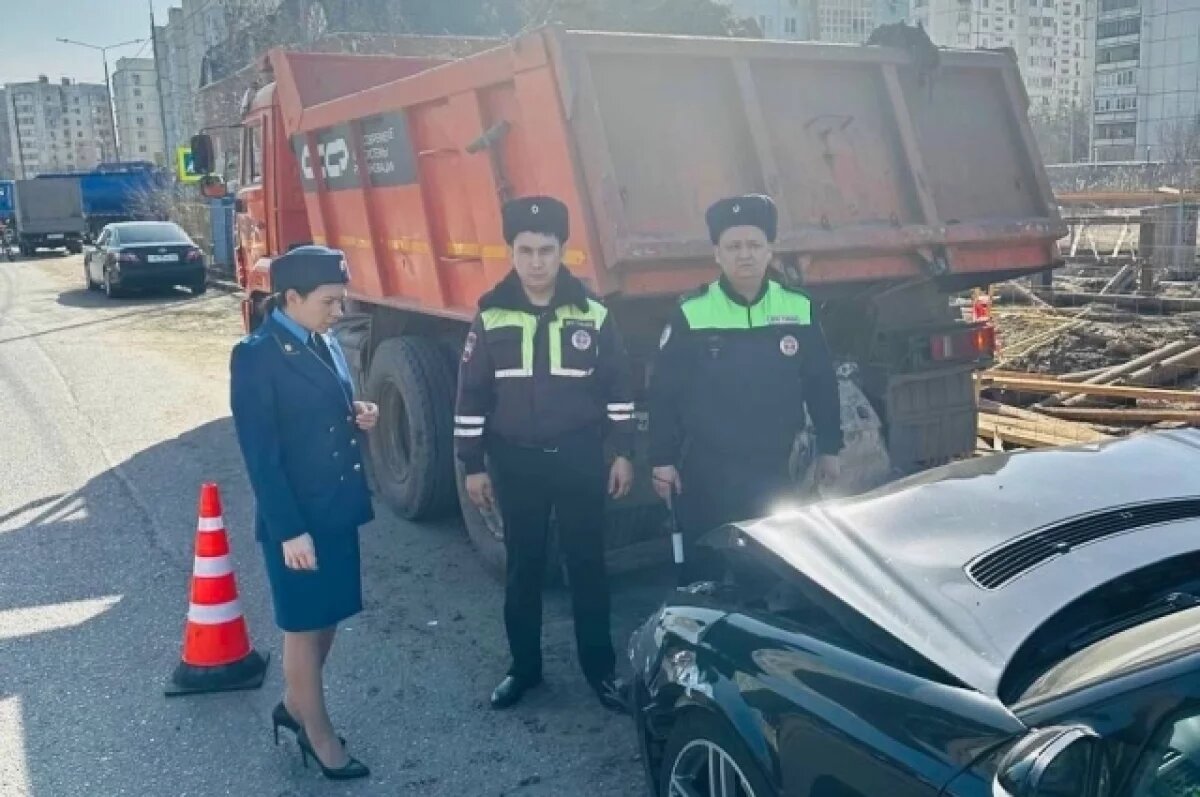    В Астрахани в аварии с грузовиком пострадало трое детей