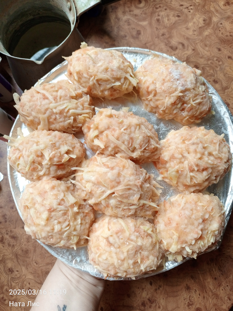 Фото автора. Это я часть заморозила, все не влезли в форму, а вторым ярусом мне не захотелось складировать))