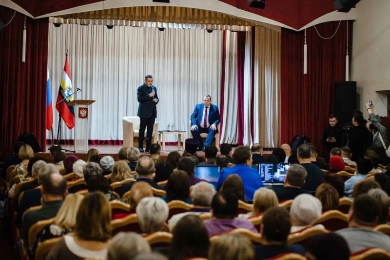 Фото: встреча Хинштейна с жителями трёх приграничных районов, его Telegram-канал ©