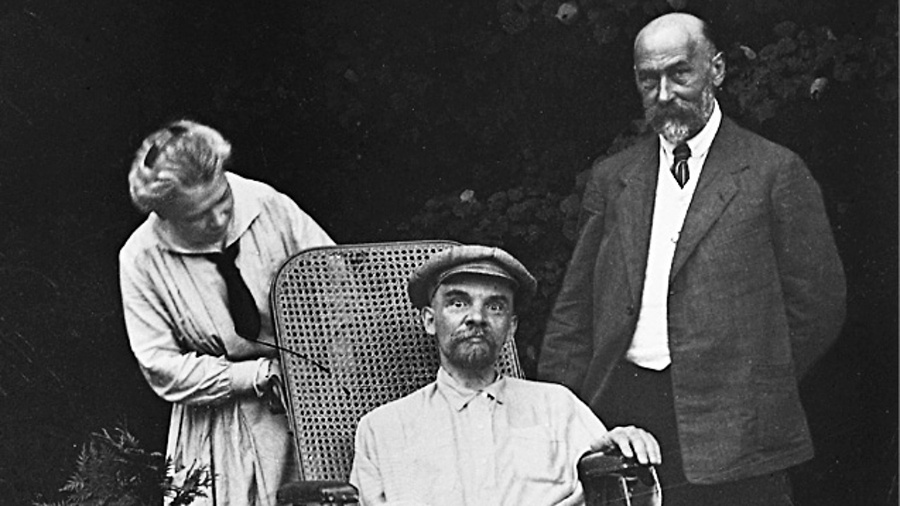 В. И. Ленин во время болезни. Подмосковные Горки. Июль 1923 года