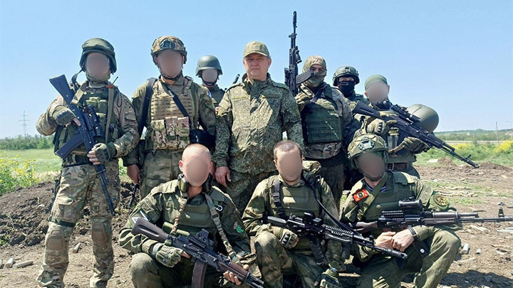    Дмитрий Марфин (в центре) погиб, спасая сослуживцев // Фото предоставлено Царьграду