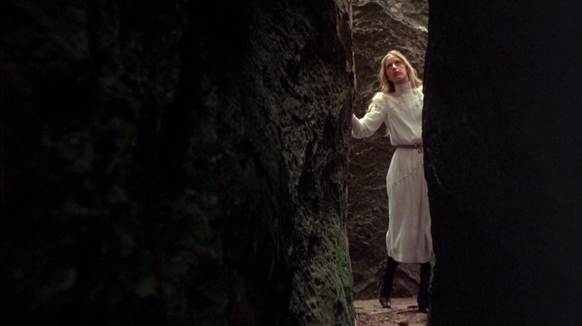 Кадр из фильма "Пикник у висячей скалы" 1975 г. реж. Питер Уир