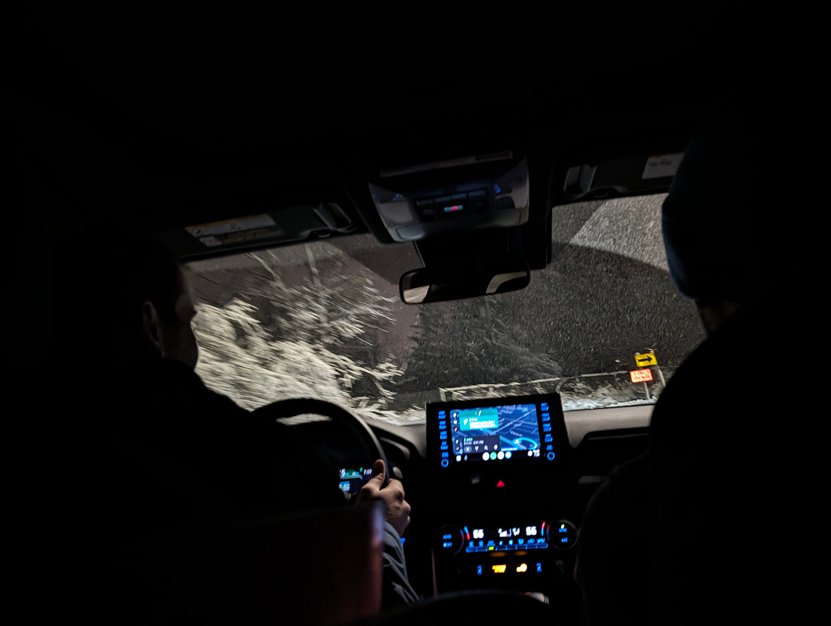 Вид на извилистую дорогу с заднего сиденья