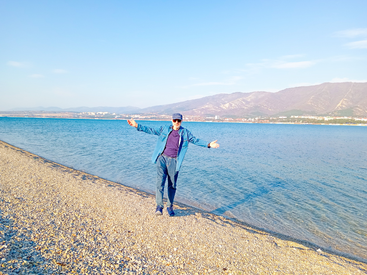 Интересный кадр, где море превратилось в озеро. На фото автор рассказа, Михаил Лекс