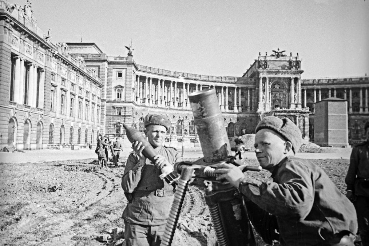    Советские минометчики ведут огонь по противнику с площади дворца Хофбург в Вене. / РИА Новости