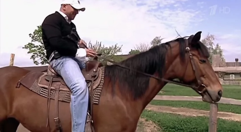 Дмитрий Нагиев на лошади 