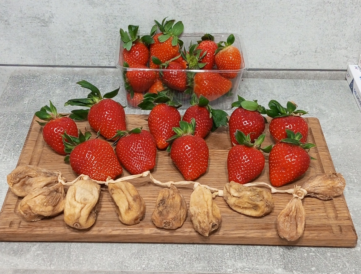 Цену клубники 1200 руб./кг. Про инжир не спросила. Продавец новенький, молодой парнишка, очень плохо разговаривает по русски. Стоимость клубники озвучил девяносто рублей, вместо 900).