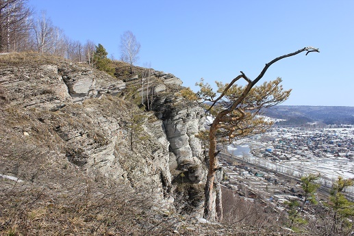 Фотографии Татьяны Немшановой. Сосна на скале. Красная скала. Внизу город Миньяр. Долина реки Сим. Ледоход на Симу. 8 апреля 2012 год. Южный Урал, Челябинская область, Ашинский район.