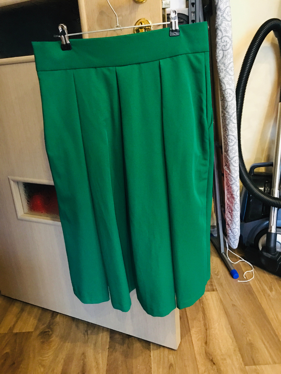 Очень нравится эта юбка, но с собой не возьму. Носить там негде. 