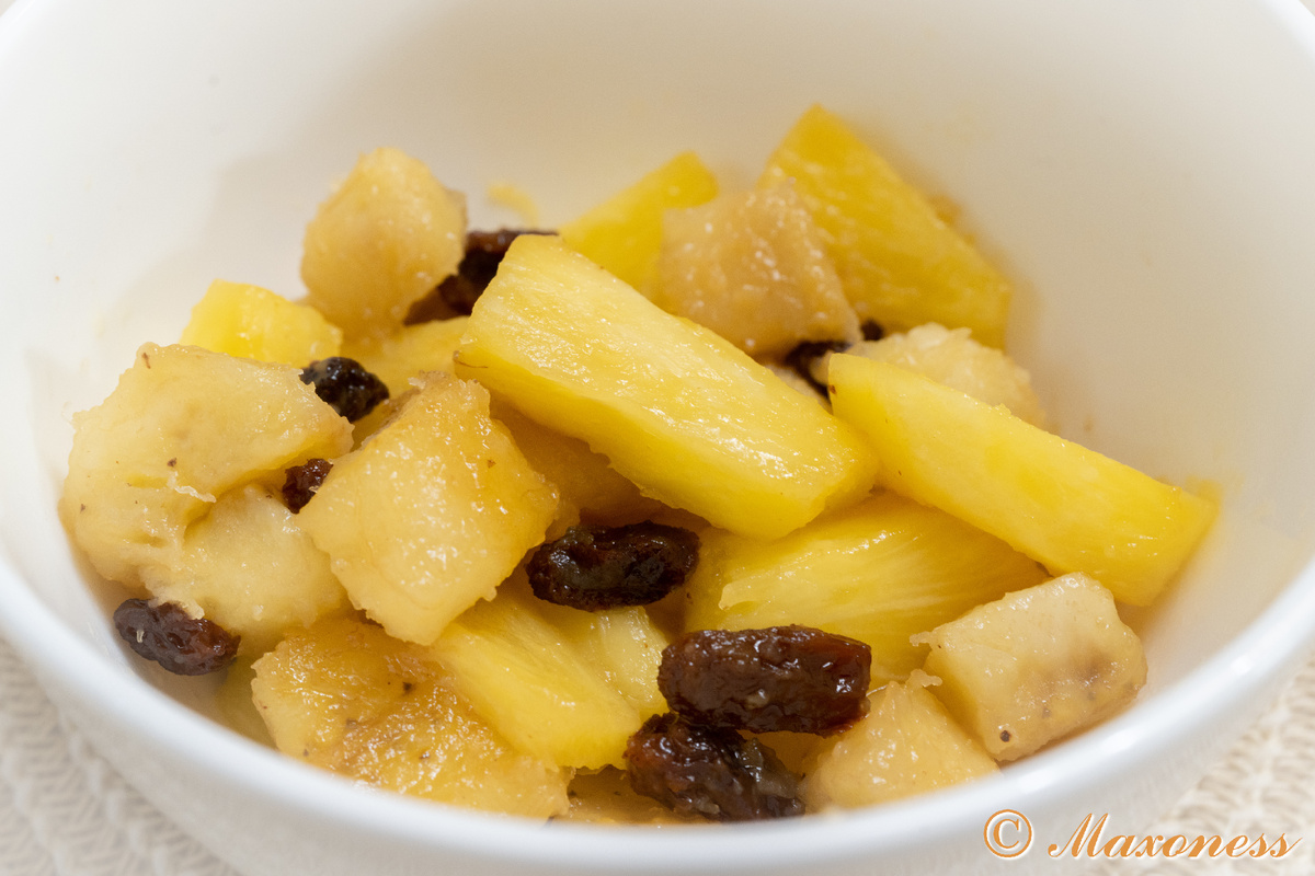 Тёплый салат с ананасом и бананами