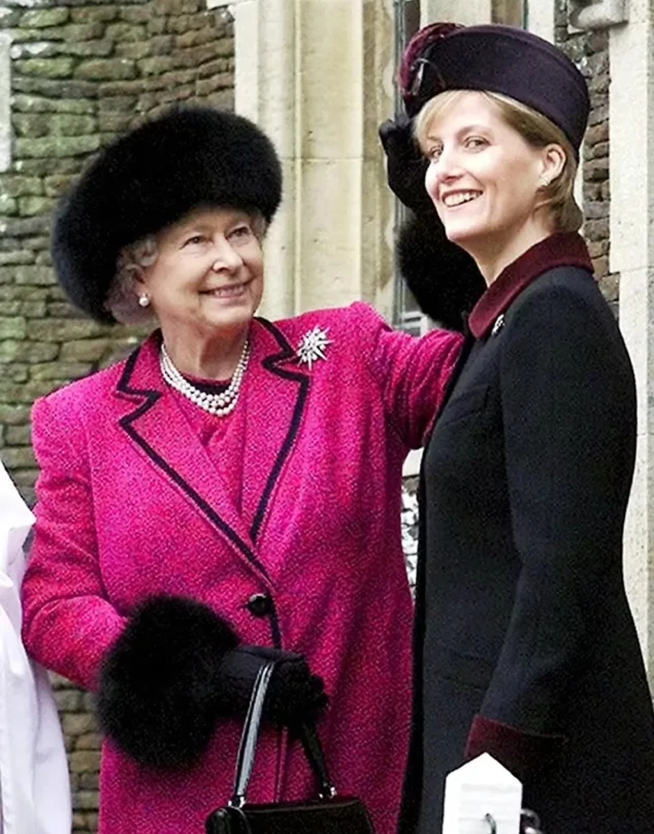 Королева Елизавета II и её, как сообщается, любимая невестка Софи в Сандрингеме на Рождество в 2002 году