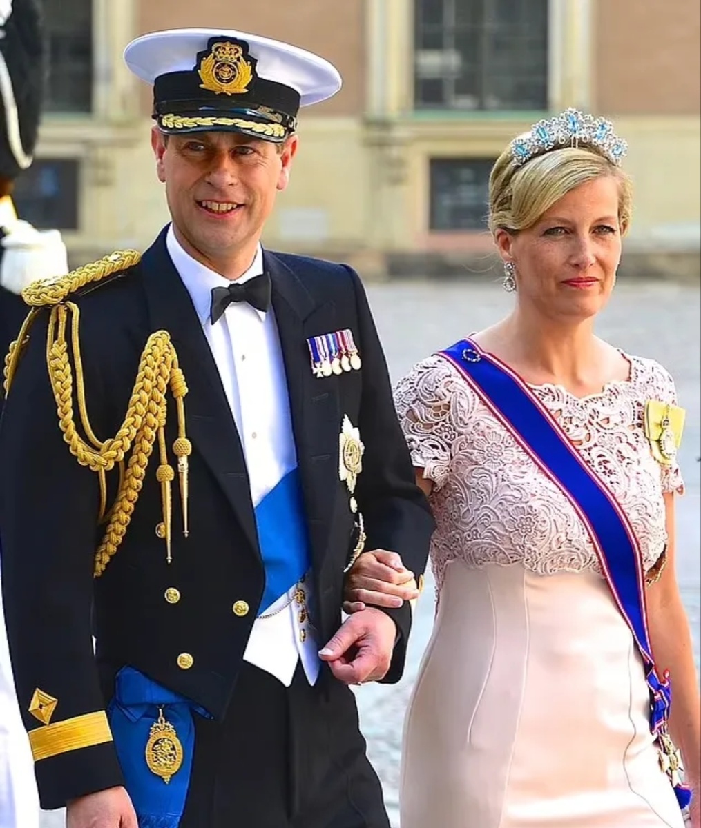 Софи, одетая в синюю ленту дамы Большого креста Королевского Викторианского ордена, со своим мужем принцем Эдуардом