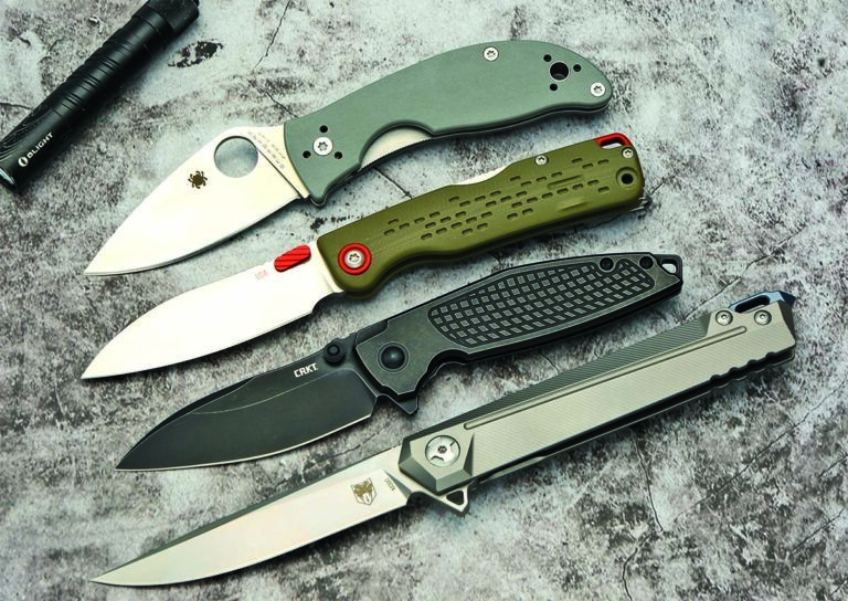 Четыре складных ножа, расположенные сверху вниз: Spyderco Alcyone, KA-BAR State & Union F01OD, CRKT Ibis и CobraTec Olympian.