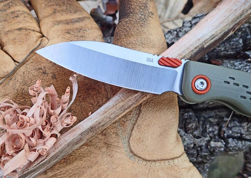 Ка-БАР State & Union F01OD — это нож, который с лёгкостью строгает дерево и высекает искры.