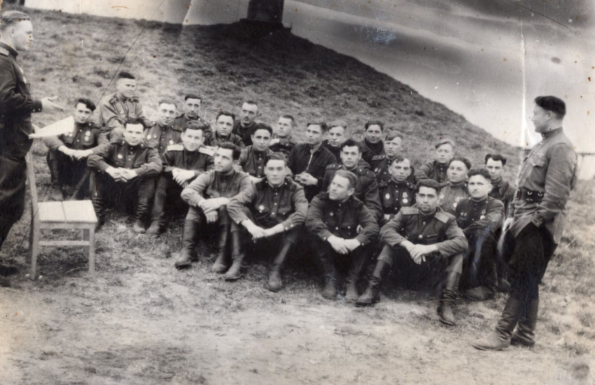 Леонид Чудбин (в первом ряду второй слева) с боевыми товарищами. 1943-1945 г.