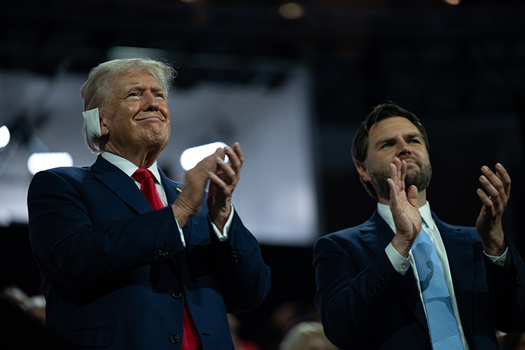    «Трамп во время своей инаугурационной речи в конгрессе заявил примерно то же самое: «Моя жизнь была спасена не просто так. Я был спасен Богом, чтобы вновь сделать Америку великой».   
Фото: © Annabelle Gordon / Keystone Press Agency / www.globallookpress.com