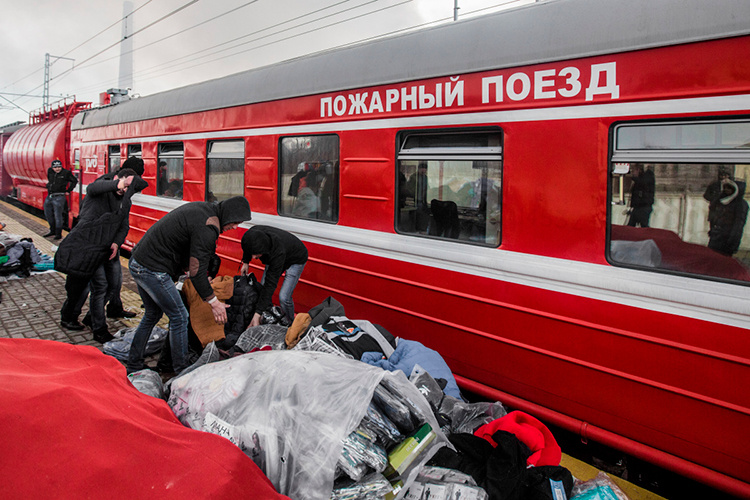    На место даже пригнали пожарный поезд, а в небе работал вертолет МЧС РФ.   
Фото: «БИЗНЕС Online»