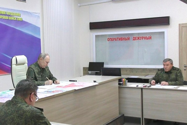    Владимир Путин заявил: «Наша задача — полностью освободить территорию Курской области, восстановить положение вдоль государственной границы».   
Фото: kremlin.ru