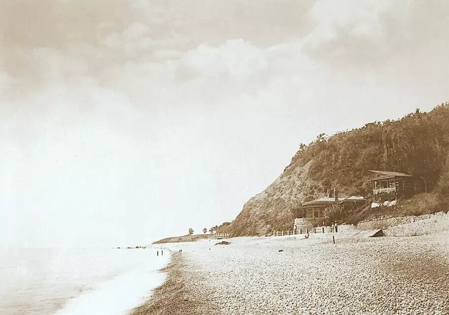 Вид на купальный павильон императрицы Марии Александровны в Ливадии.