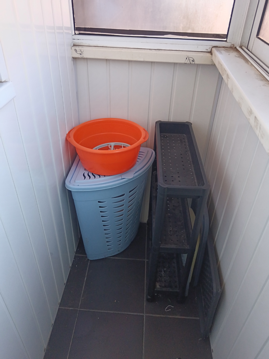 Минимализм и уют в хрущевке. С другой стороны я составила 2 табуретки. Теперь можно сидеть и пить чай.