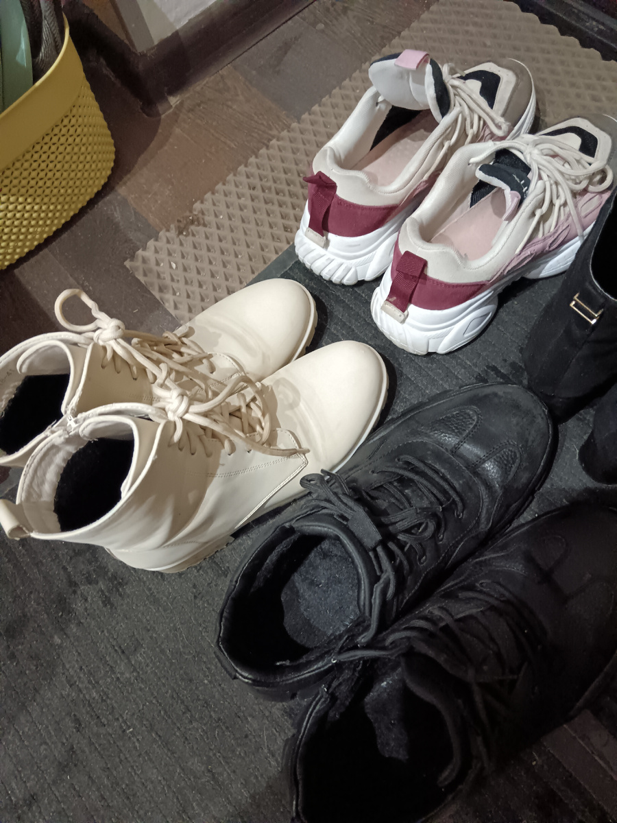 Вообще не люблю мыть обувь, но погода такая... Грязная. Слякоть. Ботинки белые мою пенкой из фикспрайс. Довольна