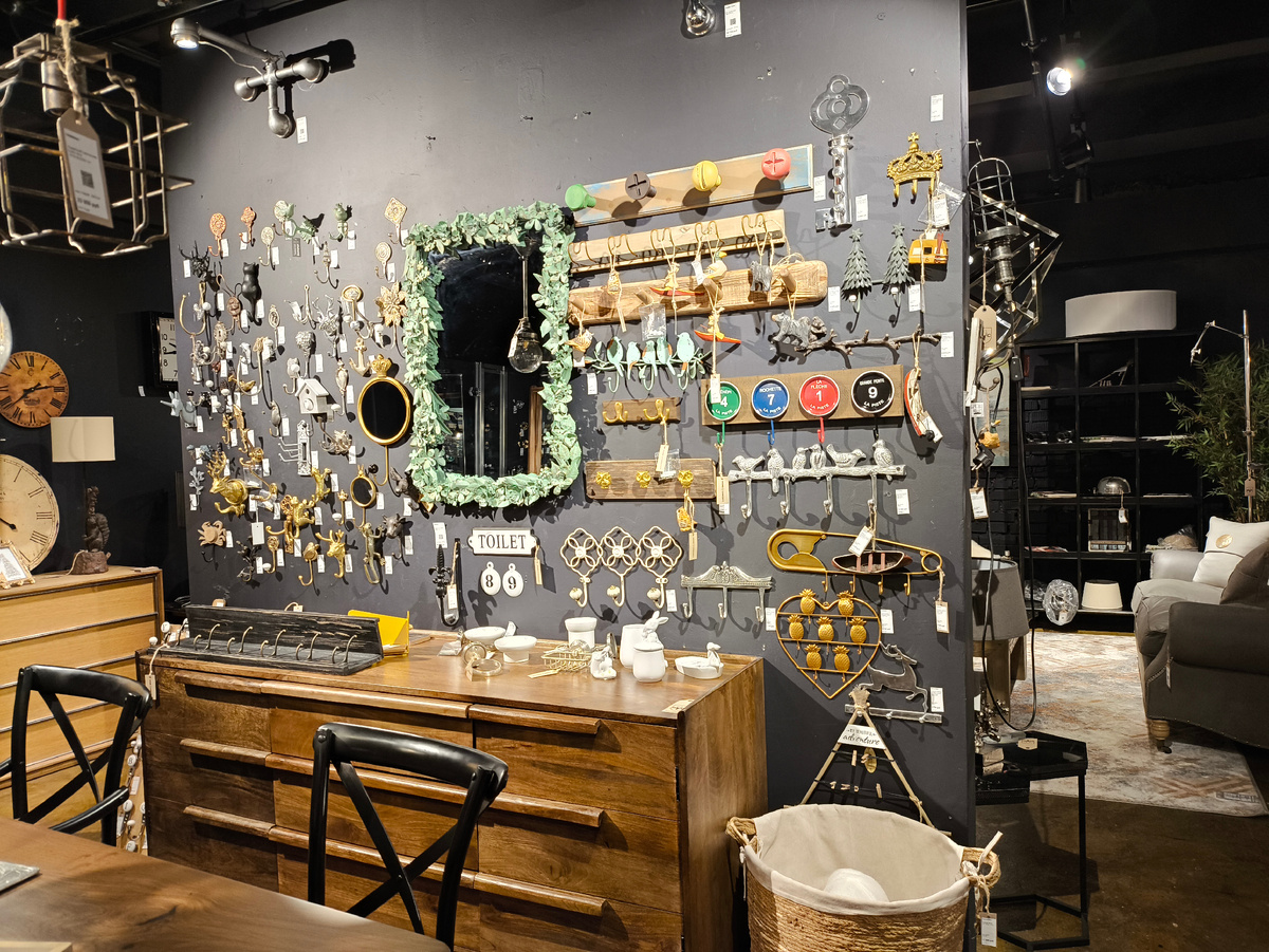 Крючки и зеркала в прихожую и гостиную