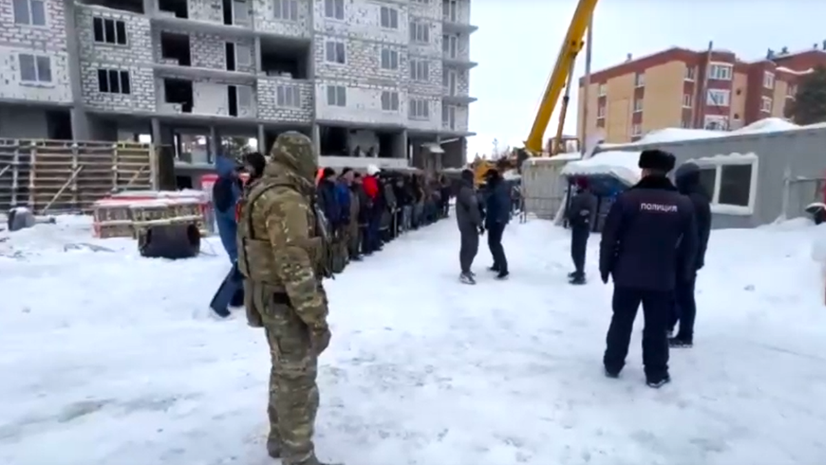    Следователи Югры провели рейды и вручили мигрантам повестки в военкоматы