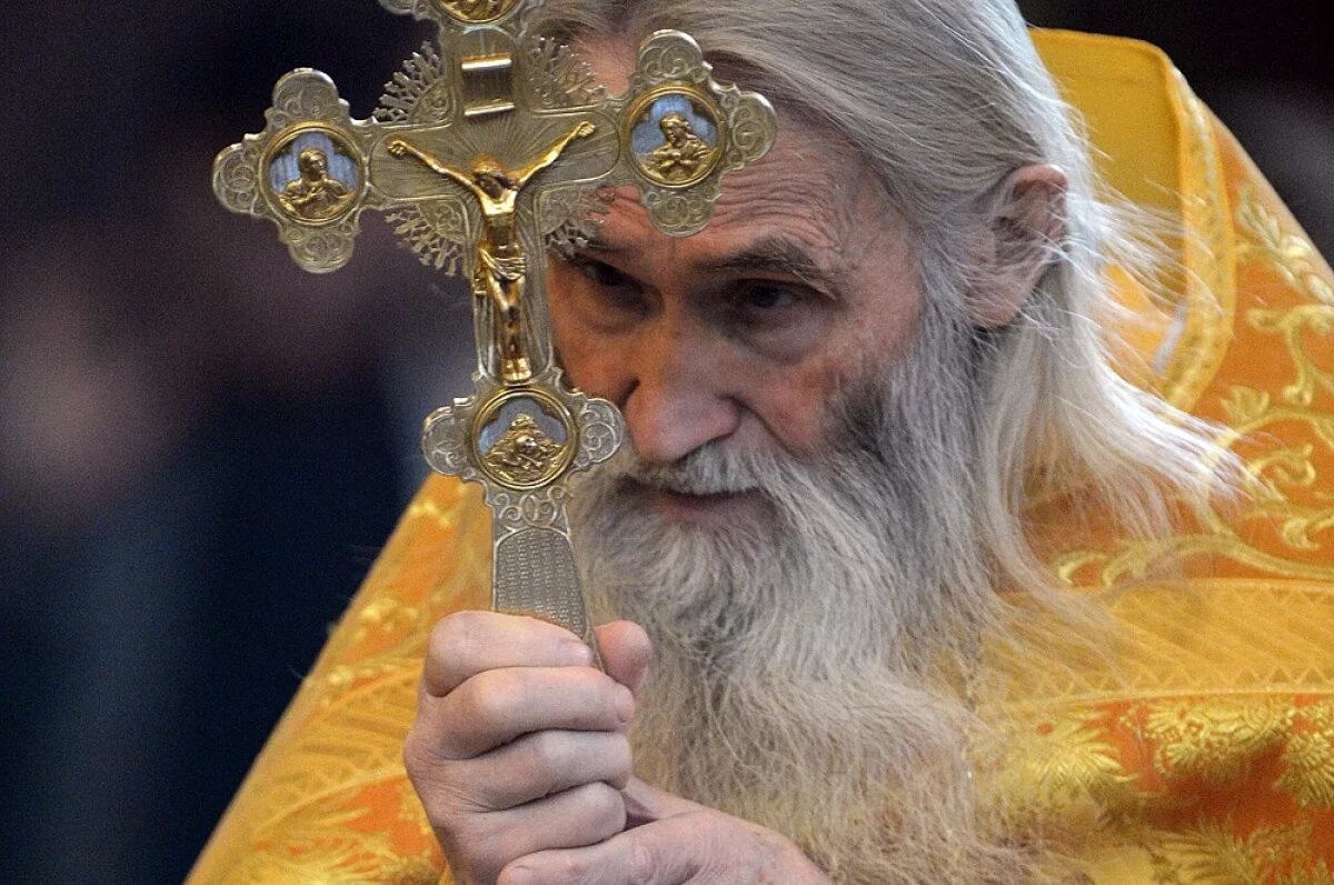    Духовник Патриарха Московского и всея Руси Кирилла Схиархимандрит Илий во время божественной литургии.