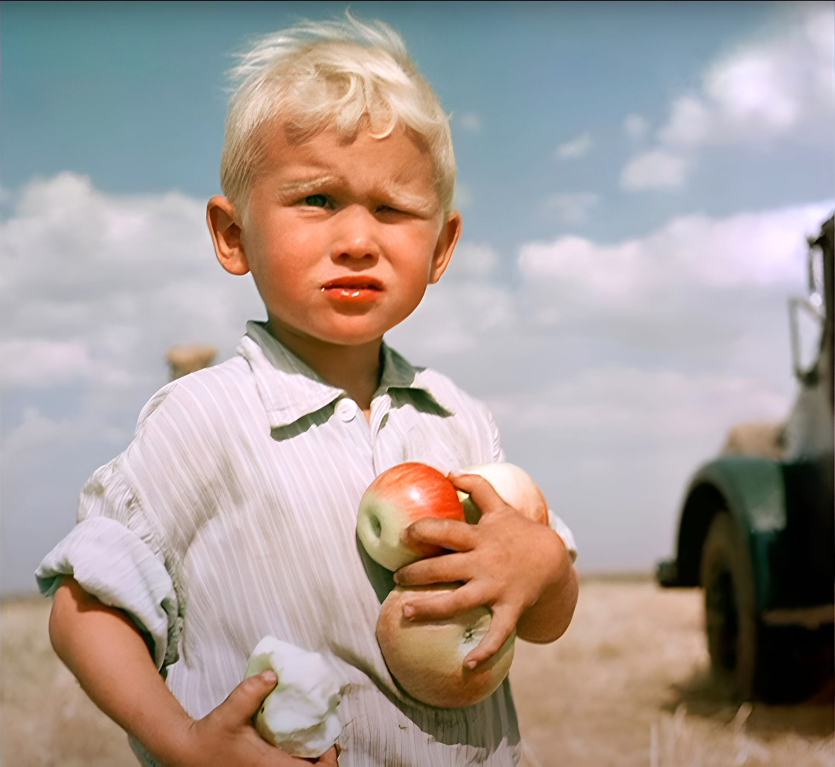 Яблоки в рука парнишки - символ лета, радости и простого счастья
