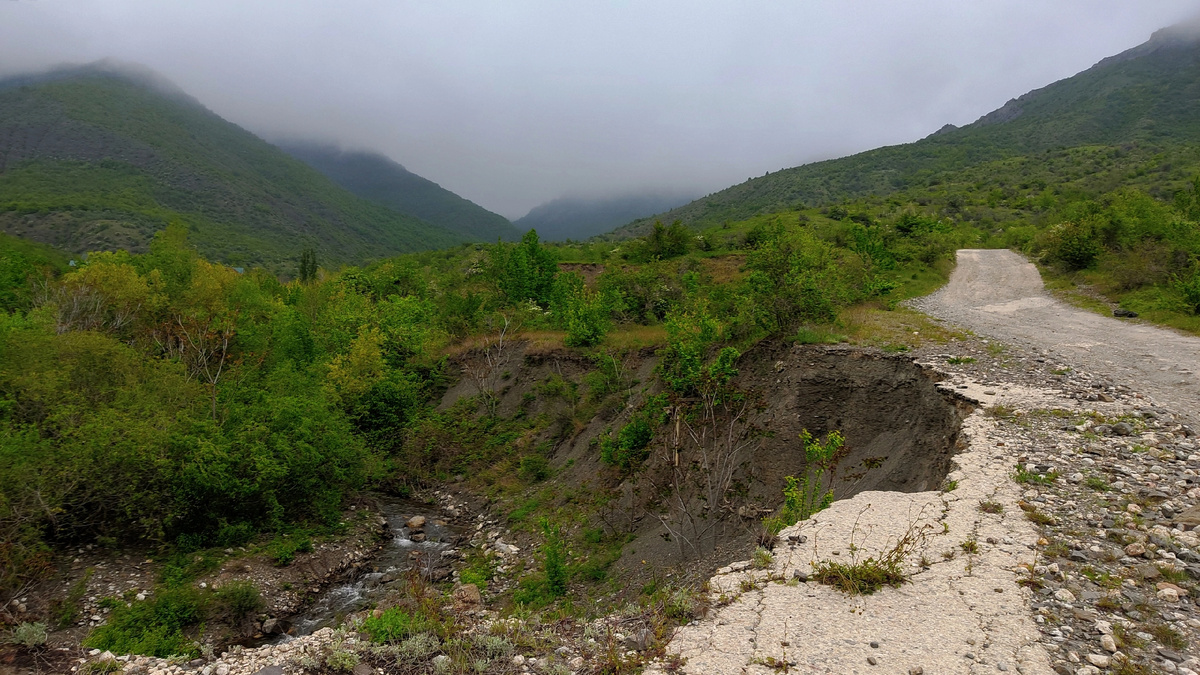 На первый взгляд речка Ускут  маленькая, а часть дороги утащила