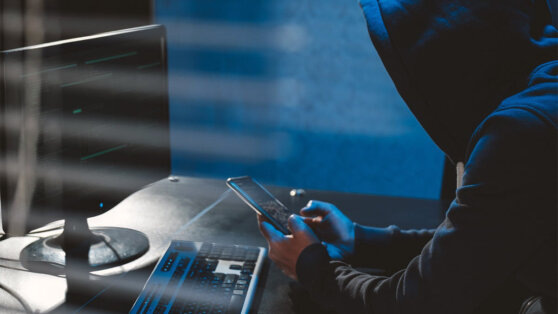    Новую схему мошенничества с "проверкой" телефонной связи придумали злоумышленники – МВД ©AlyoshinE/Shutterstock/Fotodom