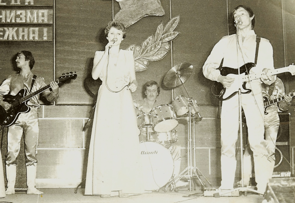     Таисия и Виктор Началовы. Выступление вокально-инструментального ансамбля «Весна» Воронежского лесотехнического института. 1982 год / Из личного архива Началовых