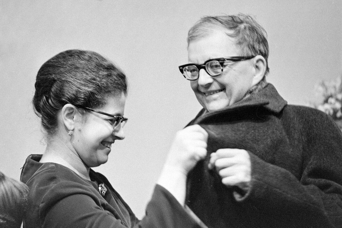 Пресс-служба Российского национального музея музыки
Композитор Дмитрий Шостакович с женой Ириной Шостакович. Фотограф Виктор Ахломов. Москва, 8 января 1972 года. Российский национальный музей музыки.