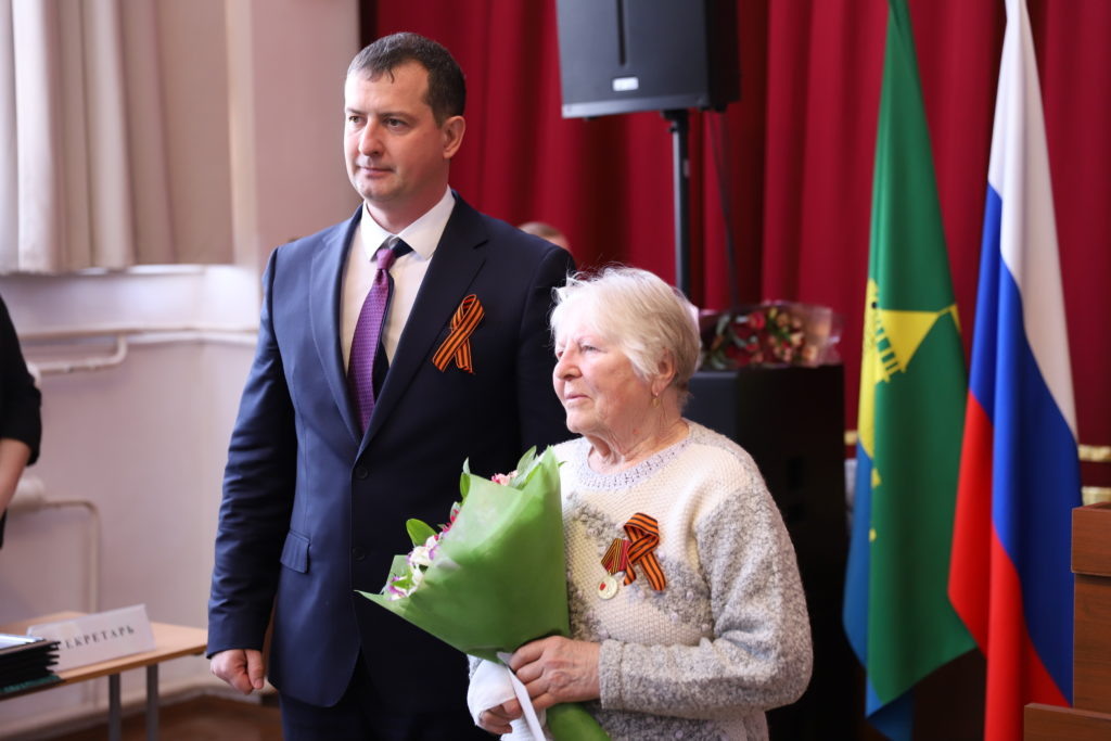    В торжественной обстановке перед началом мероприятия глава района   
Илья Биушкин вручил юбилейную медаль в честь 80-летия Победы ветерану Великой Отечественной войны, несовершеннолетней узнице   
Валентине Васильевне Иванченко. Voshod