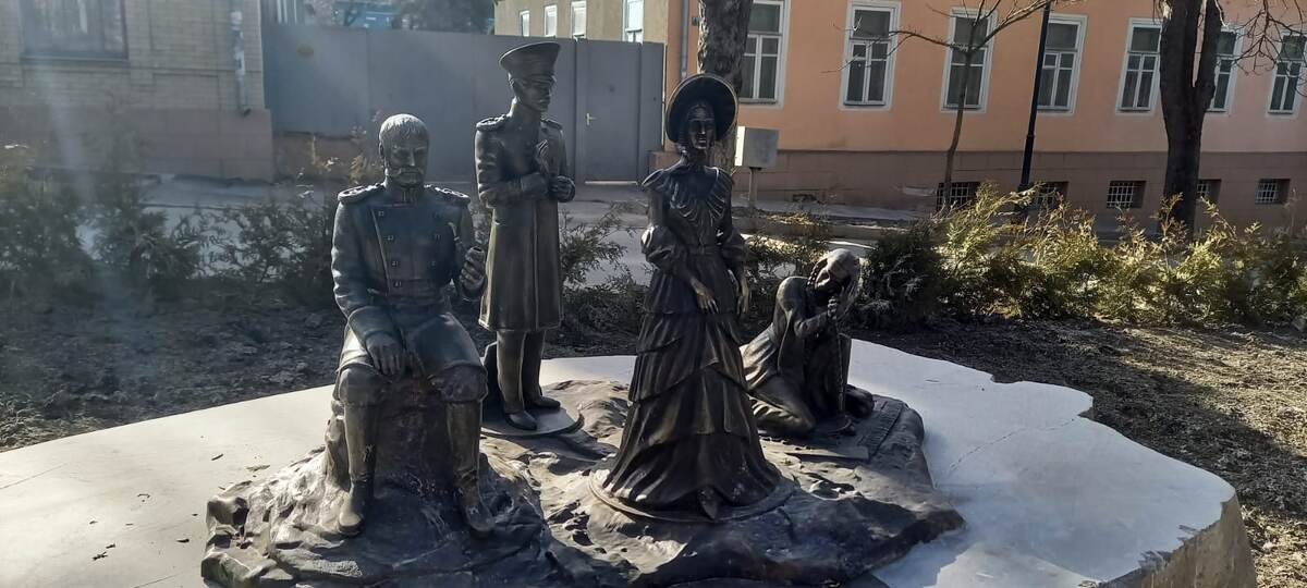 Миниатюрные персонажи "Героя нашего времени". Такие же, но покрупнее "разбросаны" в Емануэлевском парке