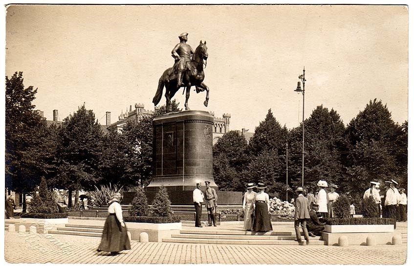 Пётр Первый, вероятно, на лошади Лизетте. Памятник в Риге