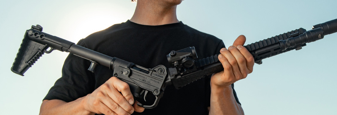  Kel Tec SUB 2000 складывается на шарнире, отклоняющем ствол влево