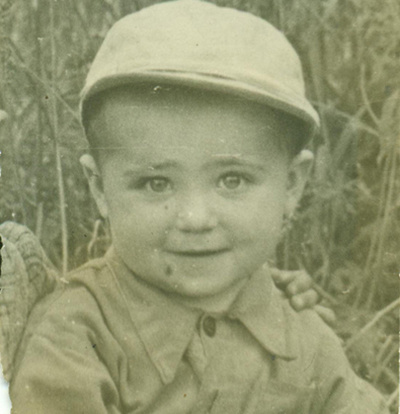 Маленький Саша. Ну как такого не любить... В город Малмыж, где он родился, актер продолжает приезжать до сих пор, здесь похоронен его отец