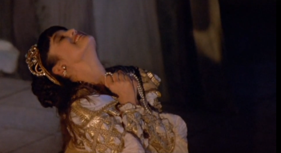 Кадр из фильма "The Phantom of the Opera", 1989. Джил Шёлен в роли Кристины Дэй. А Кристина Дэй - в роли Маргариты в "Фаусте" Гуно.