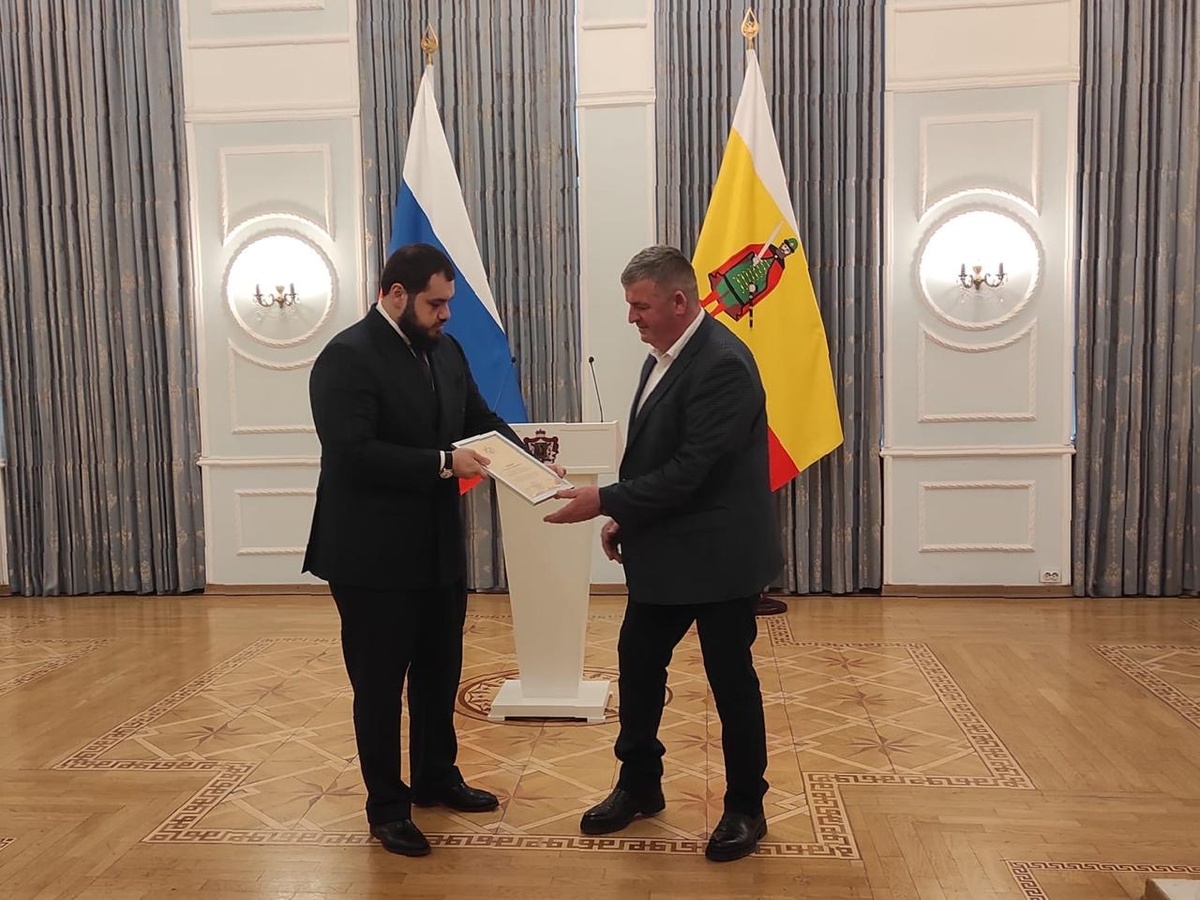 Заместитель председателя правительства Рязанской области Рустам Халиков награждает лучших работников ЖКХ региональными наградами