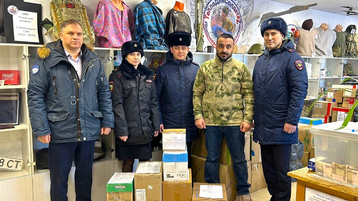    Сотрудники полиции Нефтеюганска приняли участие в акции поддержки «Всё для Победы!»