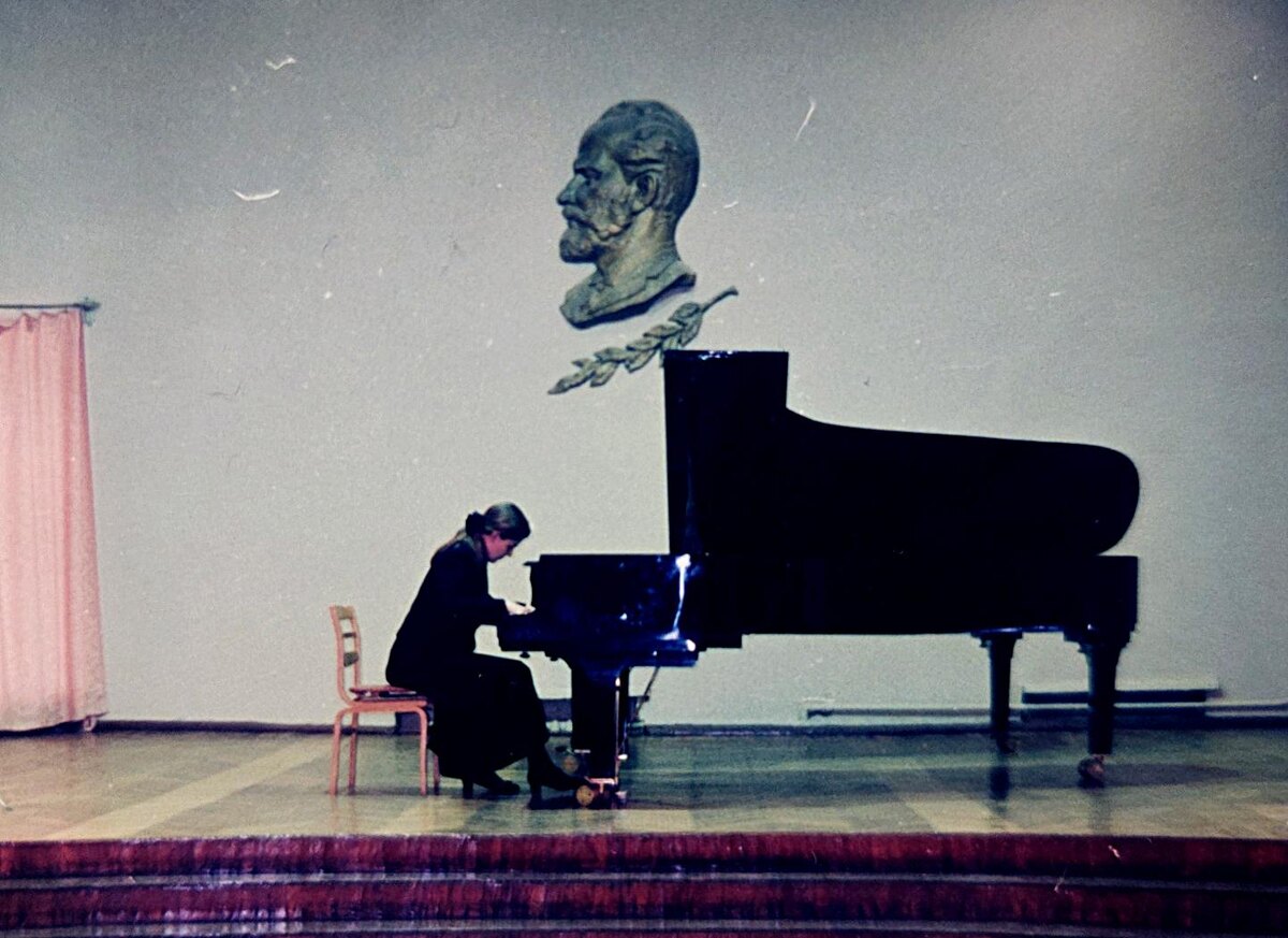 Во время учёбы в музыкальной школе в г. Воронеж