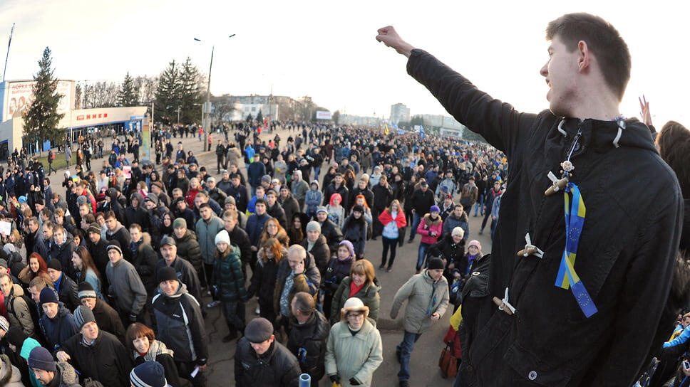 В ноябре 2013 года власти Украины приостановили подготовку к евроинтеграции, сторонники которой в ответ на это решение потребовали отставки президента и правительства страны.📷Фото: Юрий Мартьянов / Коммерсантъ