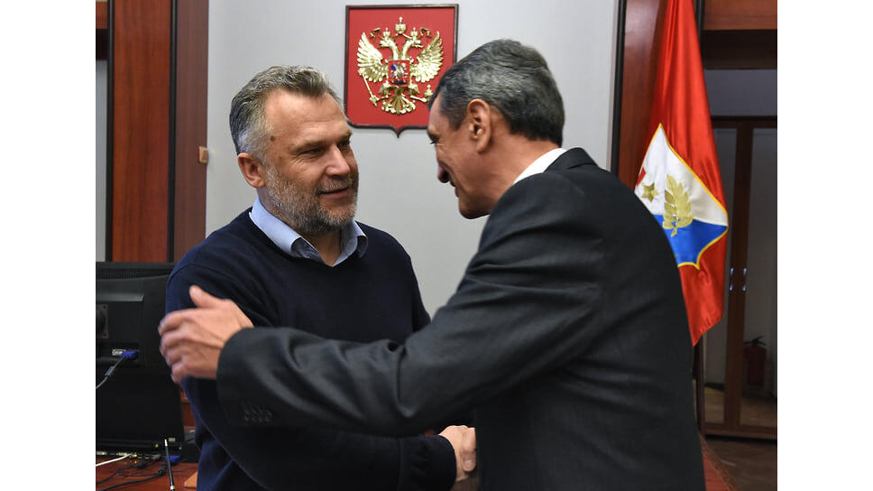 Жители Крыма и Севастополя, где преобладало русскоязычное население, оппозицию не поддержали. На народном собрании мэром Севастополя избрали предпринимателя Алексея Чалого .📷Фото: Виктор Коротаев / Коммерсантъ