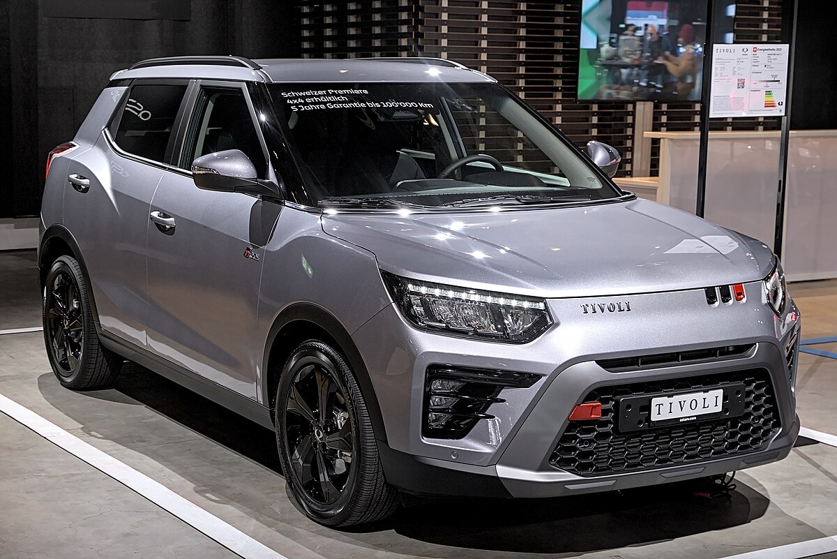 Самый младший в семействе KGM Tivoli . Длина — 4255 мм,  объем багажника — 423/1115 литров. Мотор один для всех комплектаций — турбомотор 1.5 (163 л.с., 260 Нм), шестиступенчатым «автомат» Aisin и передний привод. 