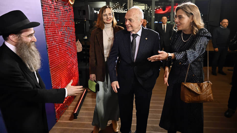 Главный раввин Республики Татарстан Ицхак Горелик (слева), председатель попечительского совета РЕК, основатель и президент клиники АО «Медицина» Григорий Ройтберг и исполнительный директор РЕК Анна Бокшицкая (справа) на благотворительном приеме Российского еврейского конгресса в преддверии праздника Пурим.📷Фото: Александр Миридонов / Коммерсантъ
