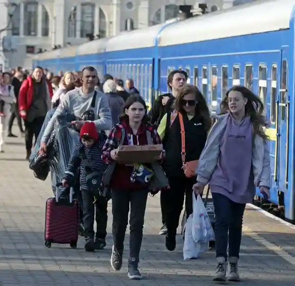 В апреле 2022 года беженцы из Одессы на вокзале в ПольшеФото: Vladimir Shtanko/AA/picture alliance.
