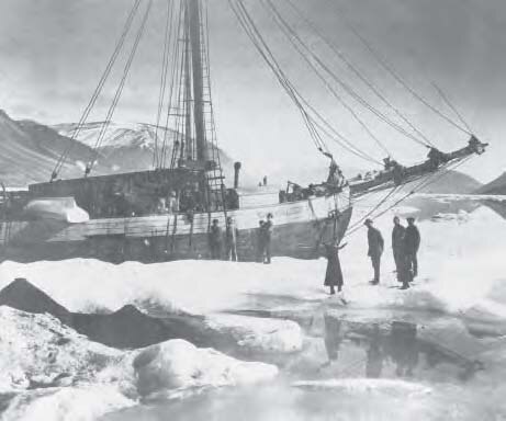 Экспедиционное судно Севэкспедиции парусно-моторная шхуна «Шарлотта». Пролив Маточкин Шар (Новая Земля). Август 1921 г. Фото опубликовано на сайте Polarpost