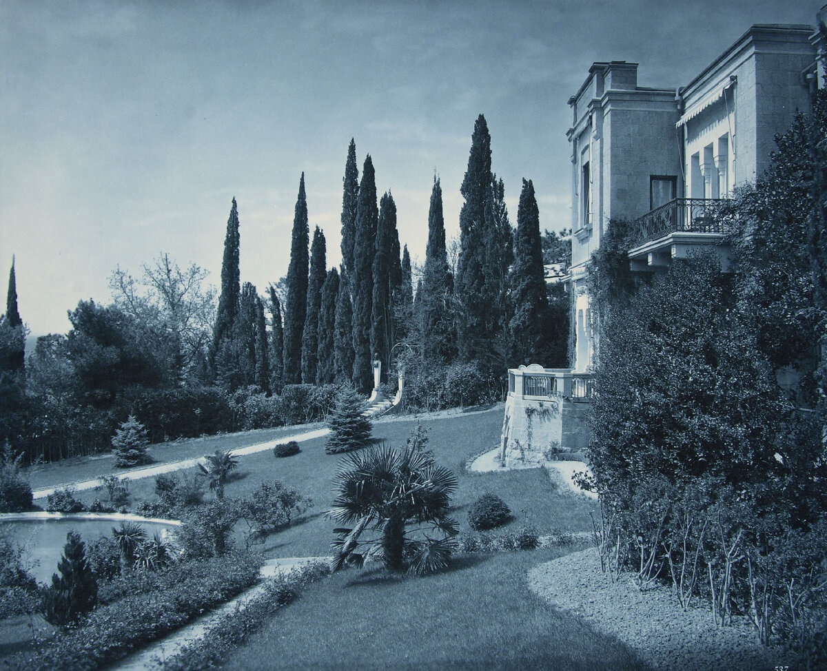 Вот так выглядел южный подход к дворцу. Архивное фото.